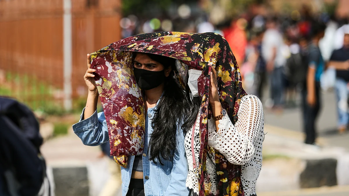 <div class="paragraphs"><p>گرمی سے بچنے کی کوشش کرتیں خواتین، فائل تصویر/ Getty Images</p></div>
