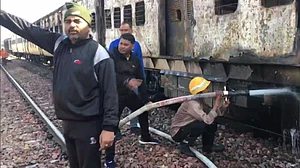 سہارنپور-دہلی مسافر ٹرین میں میرٹھ کے دورالہ اسٹیشن پر لگی آگ، دو ڈبے جل کر خاک