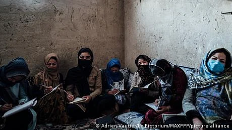  افغانستان: اب سیکنڈری اسکول کی طالبات اسکول جا سکیں گی