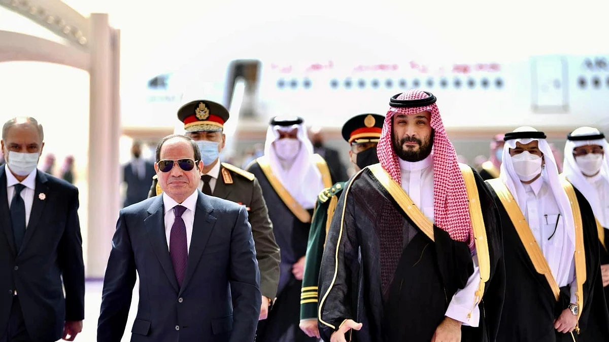 سعودی عرب کے ولی عہد شہزادہ سلمان مصر کے صدر کا استقبال کرتے ہوئے / Getty Images