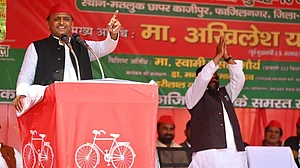 اکھلیش یادو انتخابی جلسہ سے خطاب کرتے ہوئے / آئی اے این ایس