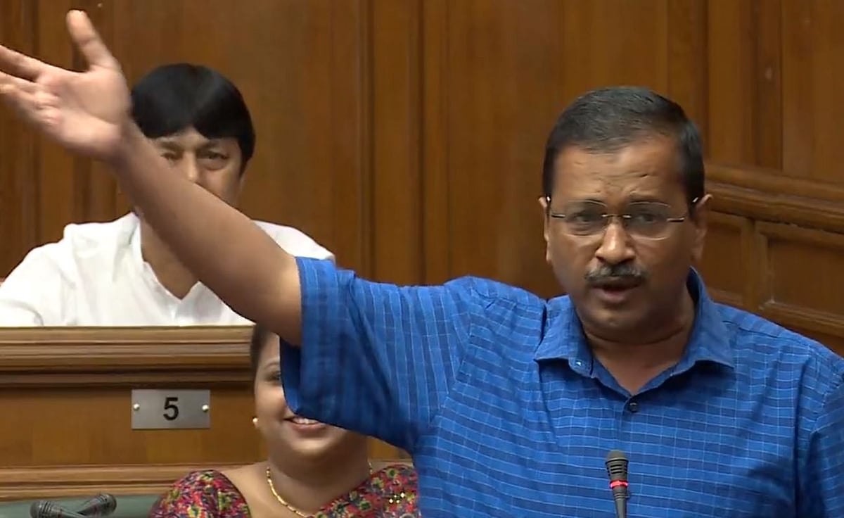 کیا وزیر اعلیٰ کیجریوال نے مودی حکومت کے لیے کہا ’اوپر سے نیچے تک اَن پڑھ لوگوں کا جماؤڑا ہے‘