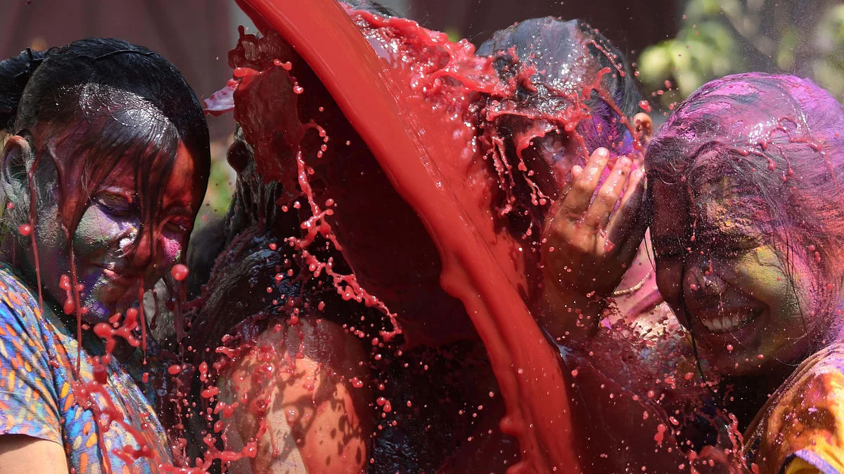 ہولی کے رنگوں میں شرابور لڑکیاں / یو این آئی