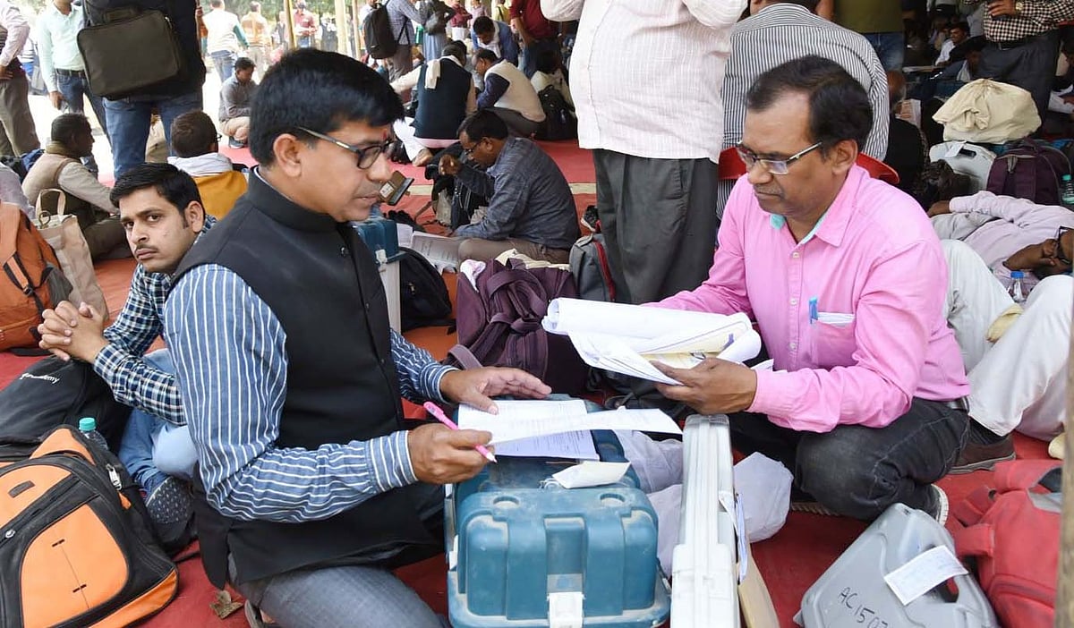 ٹریننگ کے مقصد سے لے جائی جا رہی تھیں ووٹنگ مشینیں: ڈی ایم وارانسی