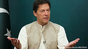 تحریک عدم اعتماد کے حوالے سے سوشل میڈیا پر دلچسپ تبصرے