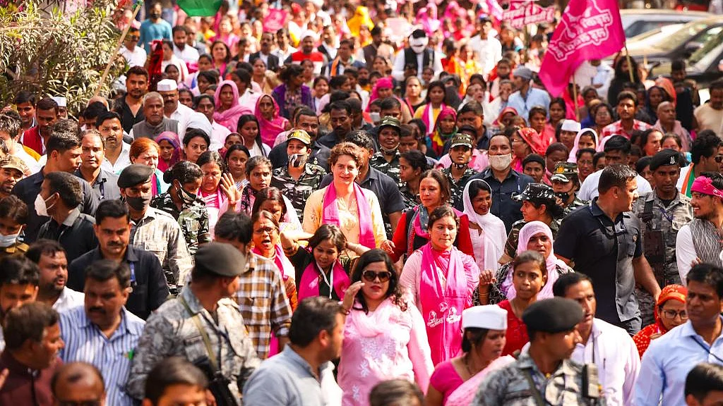 مارچ میں شرکت کرتی ہوئیں پرینکا گاندھی/ ٹوئٹر