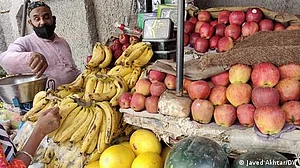 بھارت: شدت پسند ہندو تنظیموں کواب مسلم پھل فروشوں سے پریشانی