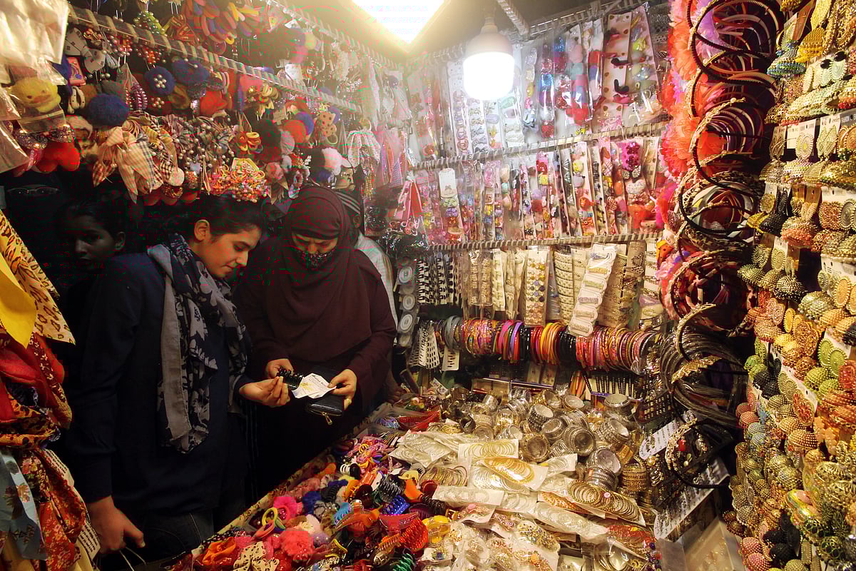 بٹلہ ہاؤس میں عید کے لیے خریداری کرتی خواتین