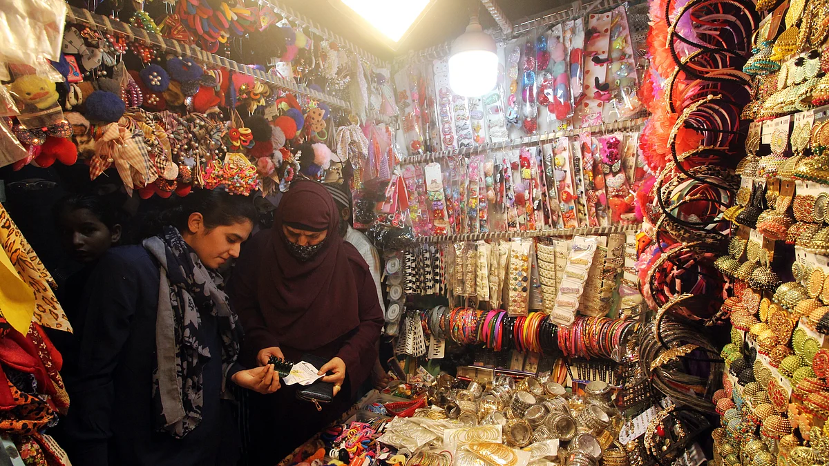 بٹلہ ہاؤس میں عید کے لیے خریداری کرتی خواتین