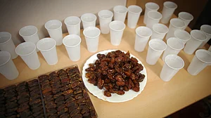 افظار کے لئے رکھے گئے پانی کے گلاس اور کھجور / Getty Images