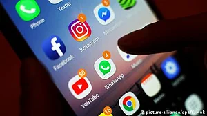 سوشل میڈیا پر نام، فون نمبر اصلی: صدر نے نیا قانون رد کر دیا