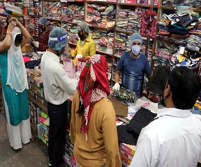 علی گڑھ میں جمعۃ الوداع کی تمام تیاریاں مکمل، 3 سال بعد بازاروں کی رونق بحال، عید الفطر کی خریداری عروج پر