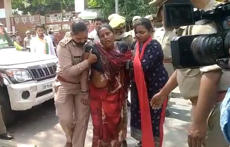 لکھنؤ: پولیس سے پریشان خاتون نے بی جے پی دفتر کے سامنے کی خودکشی کی کوشش