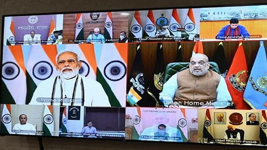 پی ایم مودی جائزہ میٹنگ لیتے ہوئے