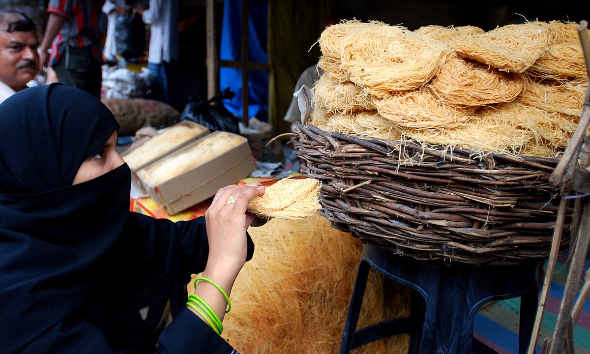 لکھنؤ میں رمضان کی رونقیں بحال، مہنگائی نے چھین لیا منہ کا نوالہ