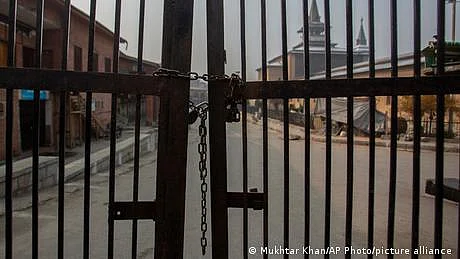 کشمیر میں مسجد، مولوی، مدرسے اور میڈیا سب خاموش کیوں ہیں؟