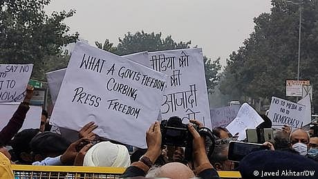 بھارت: بی جے پی لیڈر کے خلاف لکھنے پر پولیس نے صحافیوں کو برہنہ کر دیا