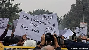 بھارت: بی جے پی لیڈر کے خلاف لکھنے پر پولیس نے صحافیوں کو برہنہ کر دیا