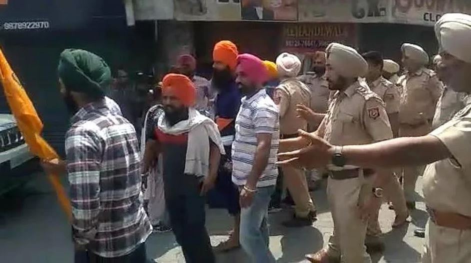 پنجاب: پٹیالہ میں شیوسینا کارکنان اور خالصتان حامیوں میں تصادم، لہرائی گئی تلواریں