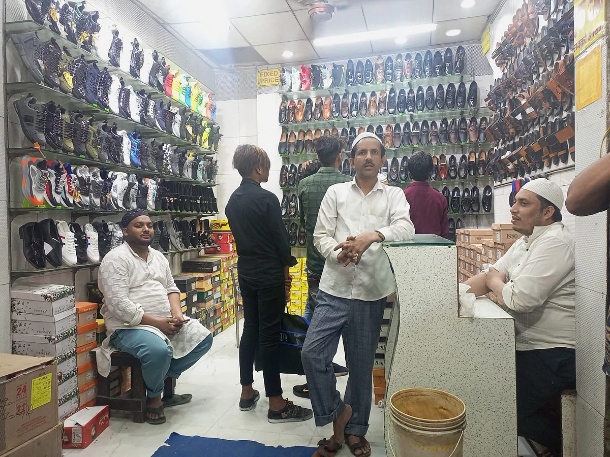 عید کی خریداری کے لئے جعفرآباد بازار میں سجنے لگی دکانیں