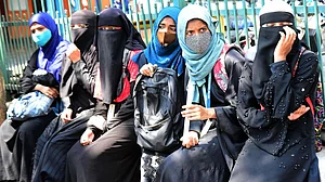 اتر پردیش میں باحجاب مسلم طالبات کو امتحان دینے سے روکنے کا الزام، امتحان مرکز میں داخل ہی نہیں ہونے دیا!