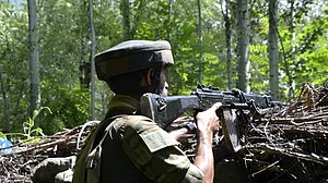 جموں وکشمیر: ایل او سی پر دراندازی کی کوشش ناکام، ملی ٹینٹ ہلاک، آپریشن ہنوز جاری