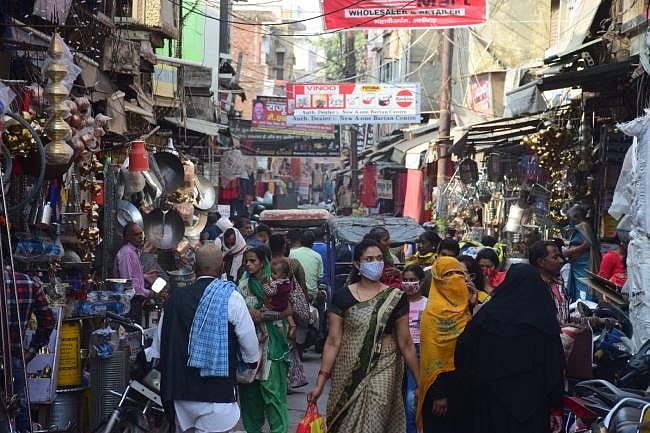 علی گڑھ میں جمعۃ الوداع کی تمام تیاریاں مکمل، 3 سال بعد بازاروں کی رونق بحال، عید الفطر کی خریداری عروج پر