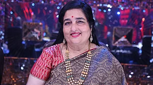 مسلم ممالک میں لاؤڈ اسپیکر پر اذان نہیں ہوتی تو ہندوستان میں کیوں؟ گلوکارہ انورادھا پوڈوال کا سوال