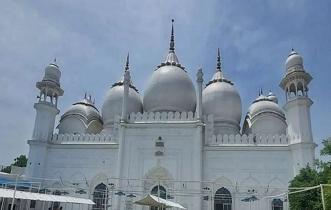 علی گڑھ میں جمعۃ الوداع کی تمام تیاریاں مکمل، 3 سال بعد بازاروں کی رونق بحال، عید الفطر کی خریداری عروج پر