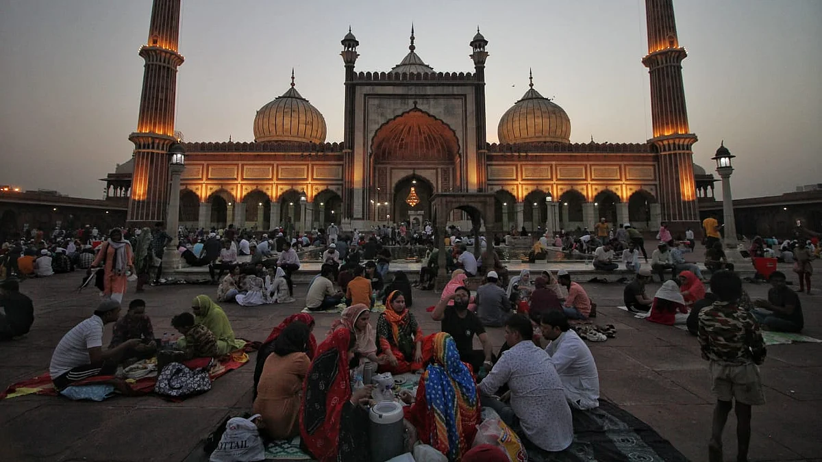 <div class="paragraphs"><p>دہلی کی تاریخی جامع مسجد میں افطار کا روح پرور منظر، تصویر ویپن/قومی آواز</p></div>