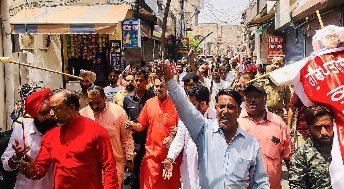 پنجاب: پٹیالہ میں شیو سینا اور خالصتان حامیوں کے درمیان پرتشدد تصادم، ہریش سنگلا گرفتار، کرفیو نافذ