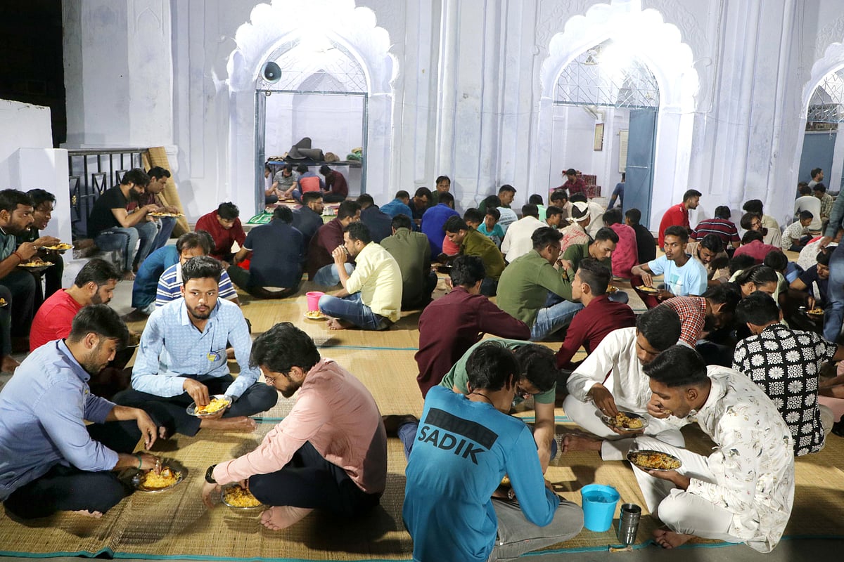 لکھنؤ میں رمضان کی رونقیں بحال، مہنگائی نے چھین لیا منہ کا نوالہ