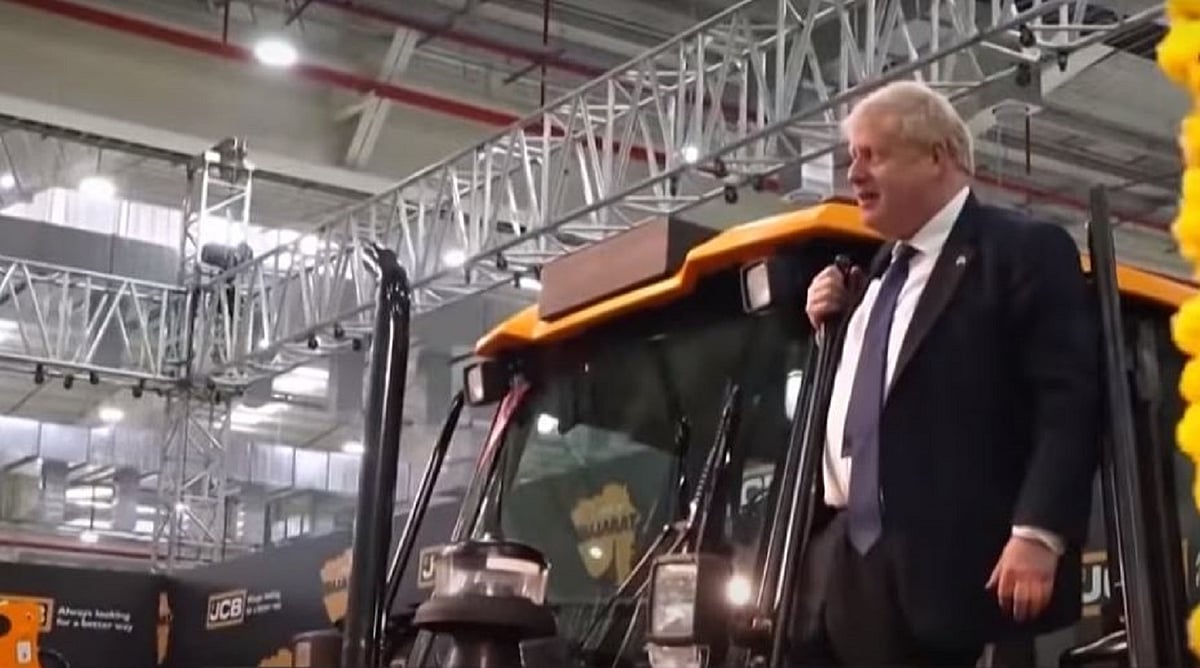 برطانوی وزیر اعظم نے ہندوستان میں کی تھی ’جے سی بی‘ کی سواری، اب پڑ رہی بھاری