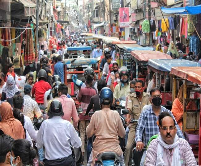 علی گڑھ میں جمعۃ الوداع کی تمام تیاریاں مکمل، 3 سال بعد بازاروں کی رونق بحال، عید الفطر کی خریداری عروج پر