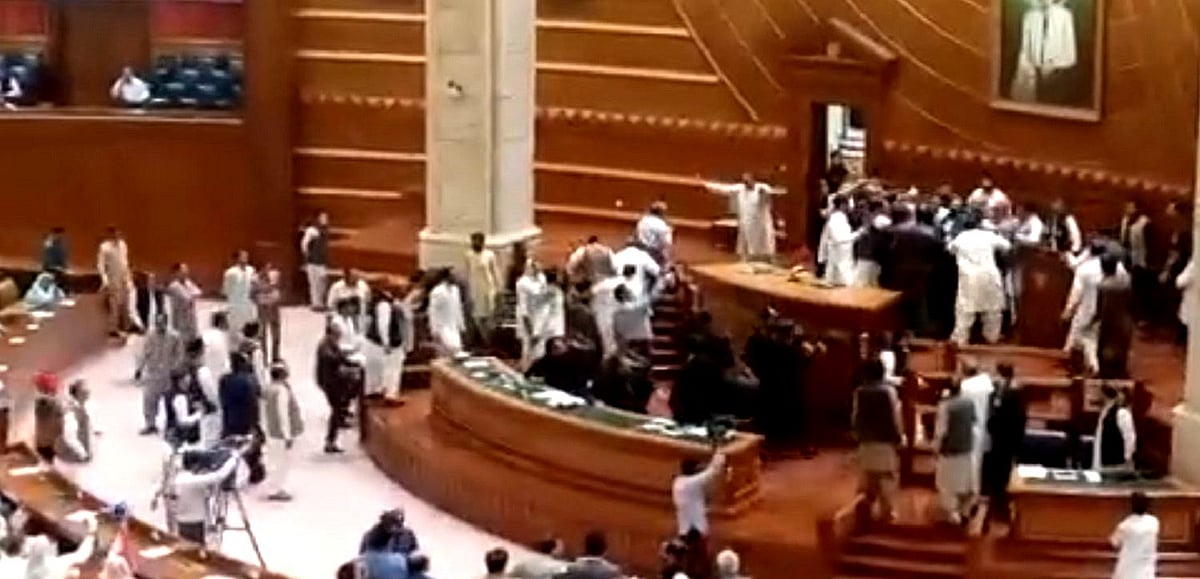 پاکستان: پنجاب اسمبلی میں پھر چلے تھپڑ، ڈپٹی اسپیکر پر حملہ