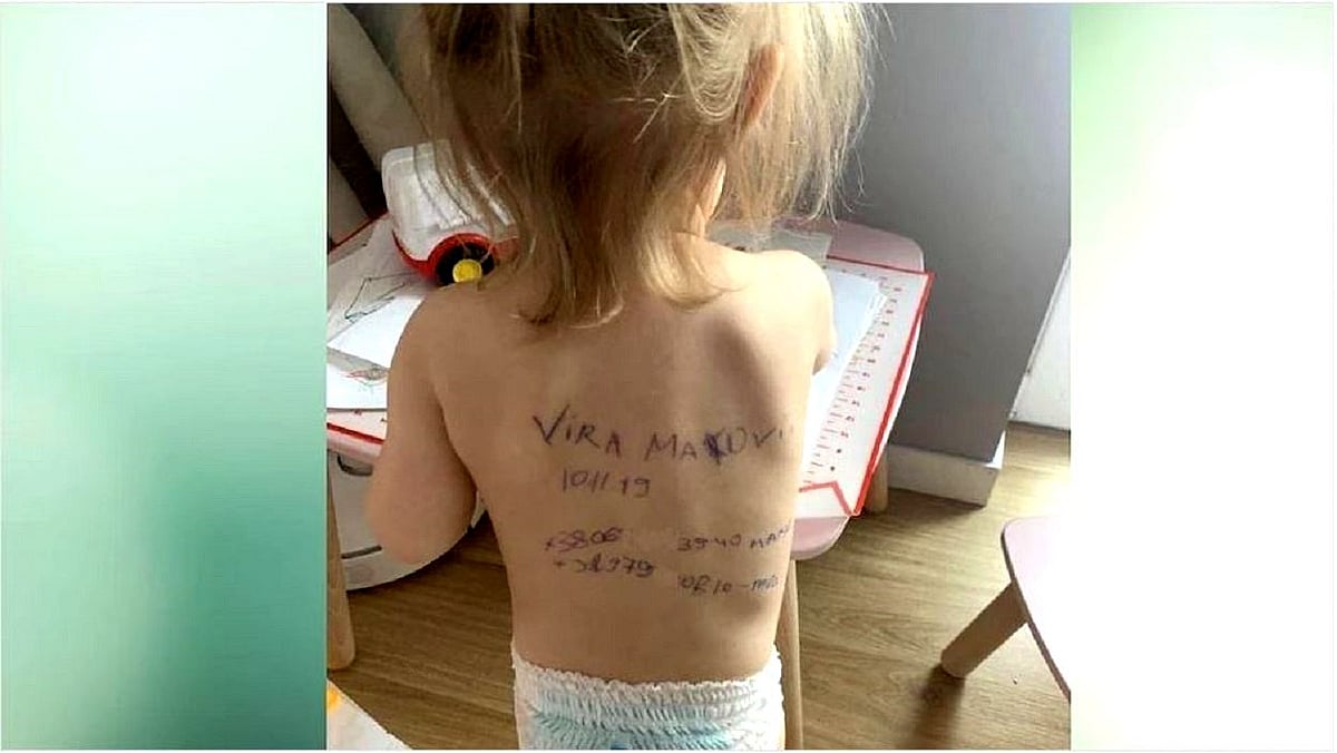 چھوٹی بچی کی پیٹھ پر مکمل پتہ لکھی ہوئی تصویر نے ظاہر کیا یوکرینی عوام کا خوف!