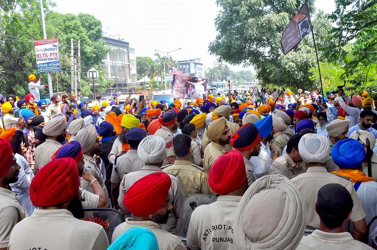 پنجاب: پٹیالہ میں شیو سینا اور خالصتان حامیوں کے درمیان پرتشدد تصادم، ہریش سنگلا گرفتار، کرفیو نافذ