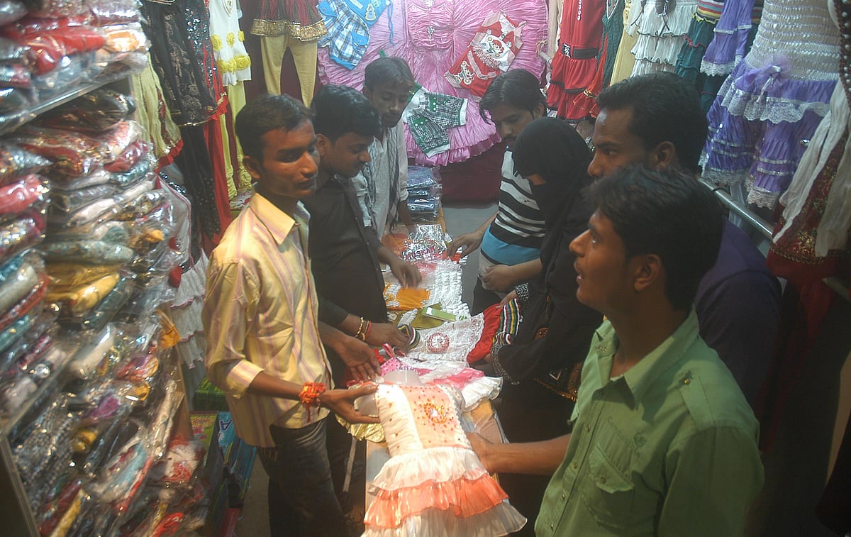 لکھنؤ میں رمضان کی رونقیں بحال، مہنگائی نے چھین لیا منہ کا نوالہ