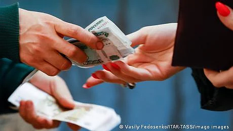 کیا یورپی یونین یوکرینی مہاجرین کو نقد رقم کے تبادلے کی اجازت دے گی؟