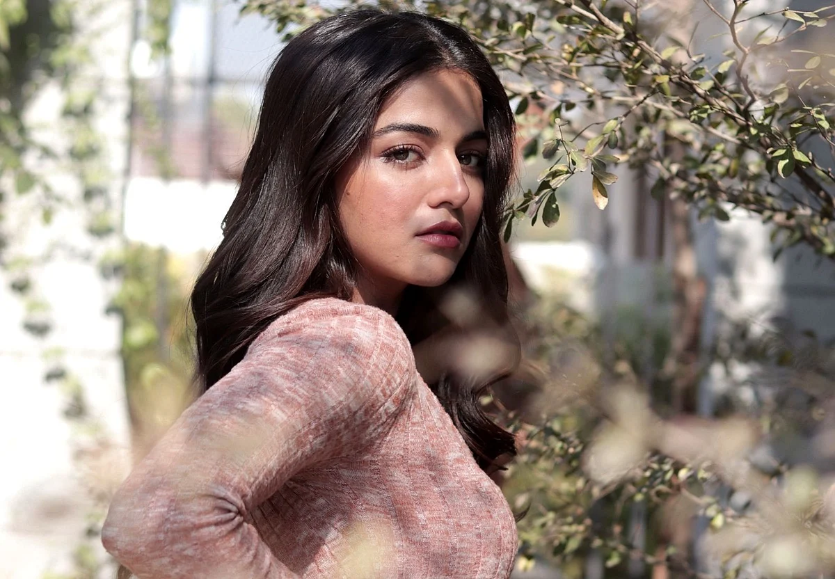 نوجوان نسل کو اپنی زندگی میں سوشل میڈیا کا رول کم کرنا چاہیے، یہ ایک نقلی دنیا ہے: وامیکا گبی