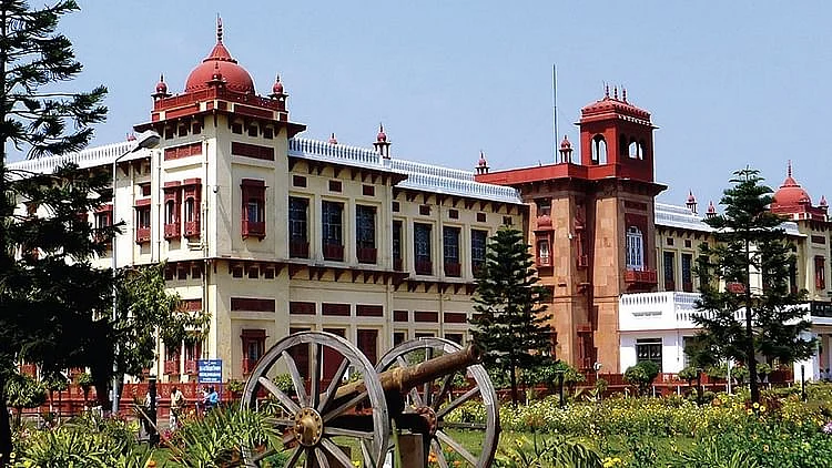 صرف اپنے نام کی تختی لگوانے کے لیے نتیش کمار خرچ کر رہے 337 کروڑ روپے!