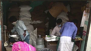 مفت راشن منصوبہ کا فائدہ اٹھانے والوں پر یوگی حکومت کی سختی، 20 مئی کا الٹی میٹم