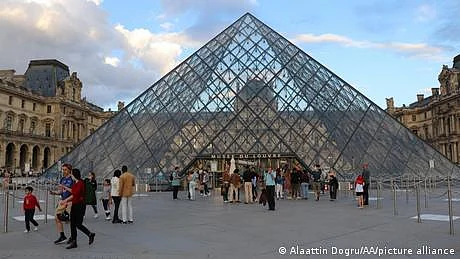 لوور میوزیم، سابق ڈائریکٹر پرنوادرات کی اصلیت چھپانےکا الزام