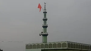 کرناٹک: بیلگاوی میں شرپسندوں نے مسجد کے مینار پر لہرایا بھگوا جھنڈا، حالات کشیدہ