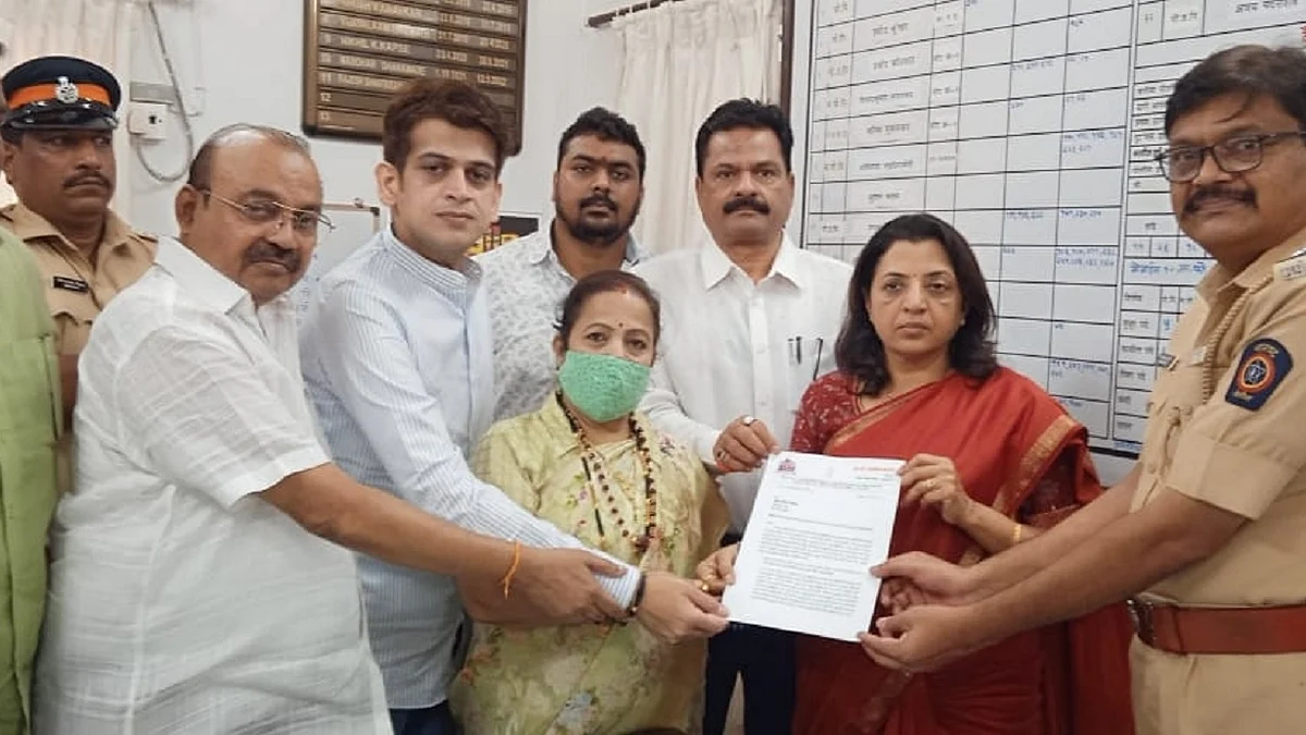 پولیس میں شیوسینا کارکنان شکایت کرتے ہوئے