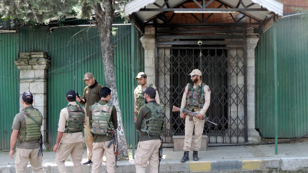 محبوبہ مفتی کی رہائش گاہ پر موجود پولیس اہلکار / یو این آئی