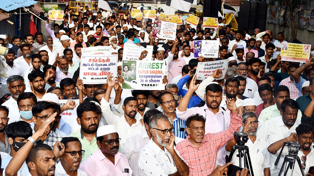 مظاہرہ کرتے مسلمان/ یو این آئی