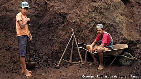 کم سن بچے کان کنی جیسی مشقت پر مجبور