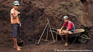 کم سن بچے کان کنی جیسی مشقت پر مجبور