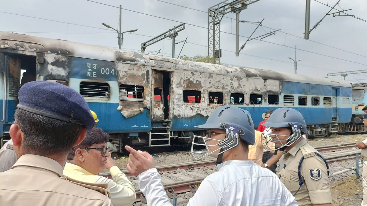 چھپرا اسٹیشن پر ٹرین نذر آتش / آئی اے این ایس